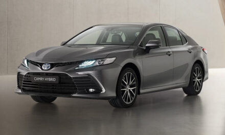 2021 წლის Camry ჰიბრიდი განახლებული წინა ნაწილით და ტექნოლოგიებით