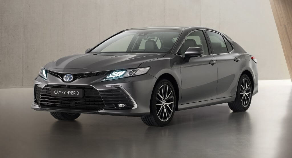 2021 წლის Camry ჰიბრიდი განახლებული წინა ნაწილით და ტექნოლოგიებით