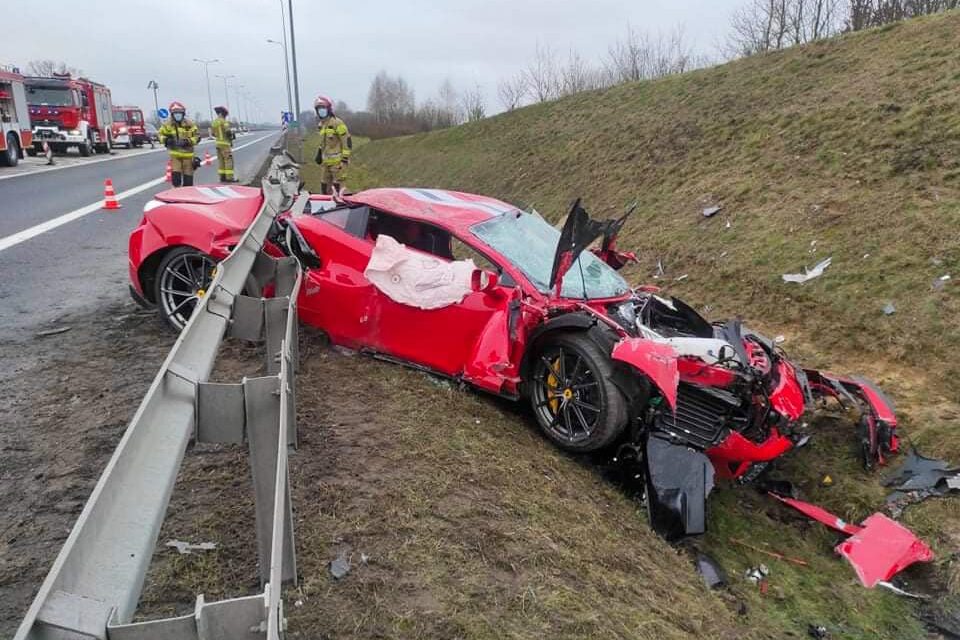 Ferrari 488 Pista-ს მძღოლმა საჭე ვერ დაიმორჩილა და დამცავ ჯებირს შეასკდა