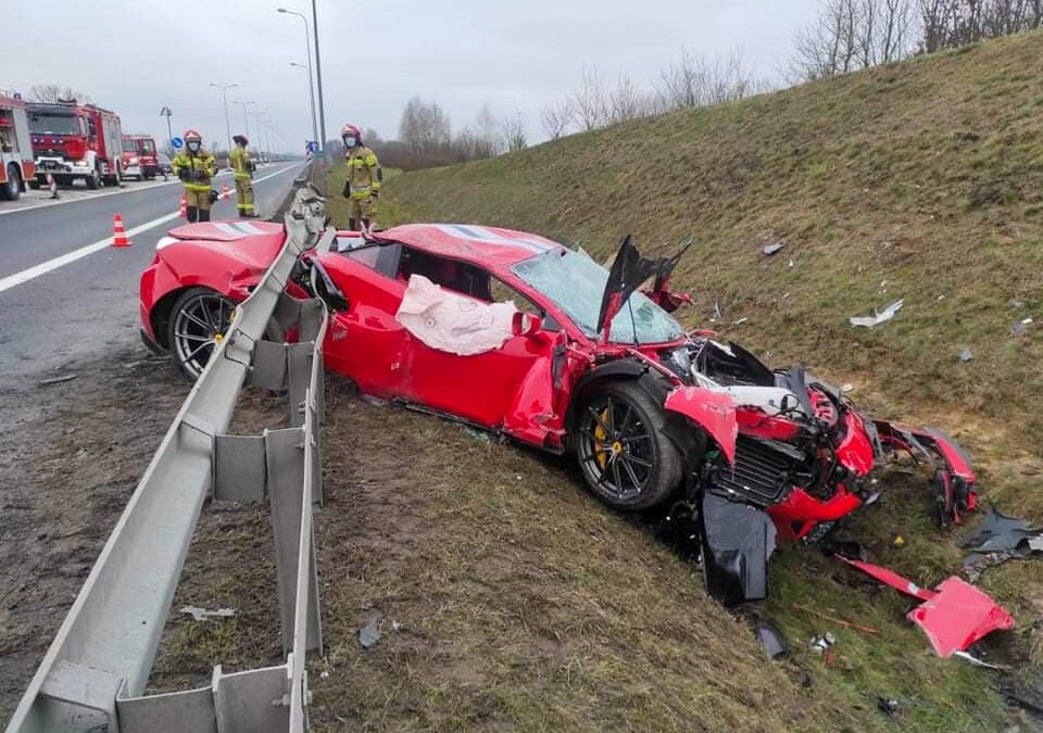 Ferrari 488 Pista-ს მძღოლმა საჭე ვერ დაიმორჩილა და დამცავ ჯებირს შეასკდა